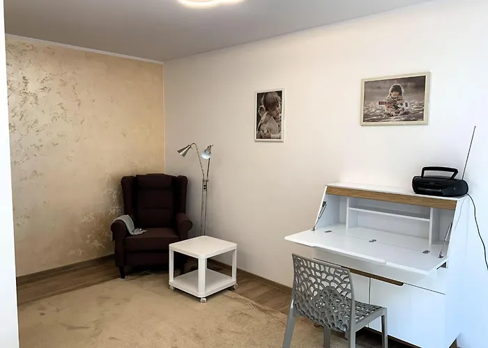 With Garage Near The Sea, Daire